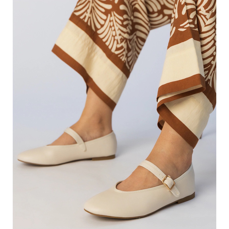 Beige kvinders ballerinaer med en spænde 1