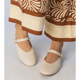 Beige kvinders ballerinaer med en spænde 2