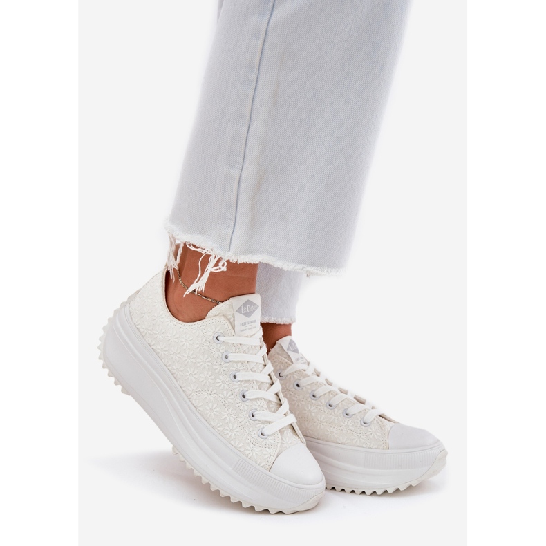 Kvinders sneakers med broderi på platformen Lee Cooper LCW-25-31-3465L White hvid 1