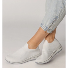 Hvide slip-on sportssneakers 1