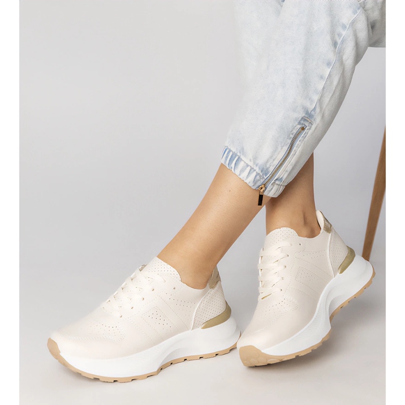Beige sports sneakers med en gylden indsættelse 2