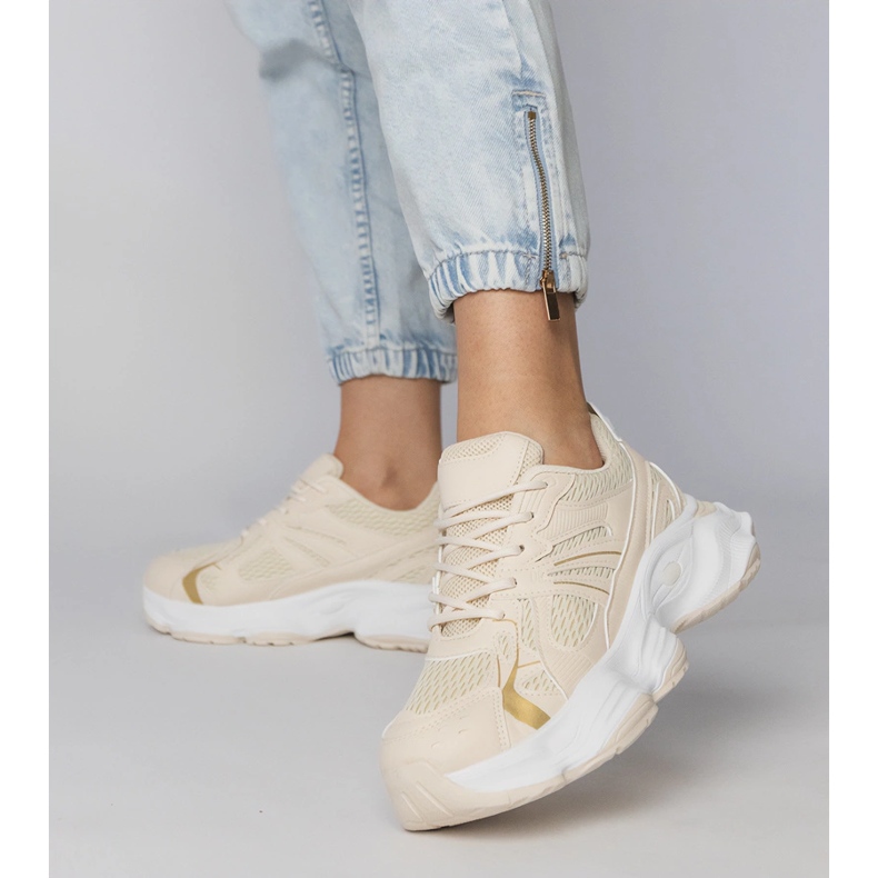 Beige sport sneakers på en massiv sål 1