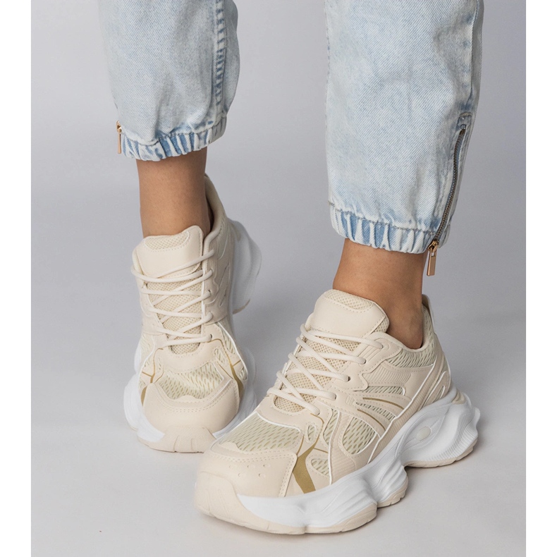 Beige sport sneakers på en massiv sål 2