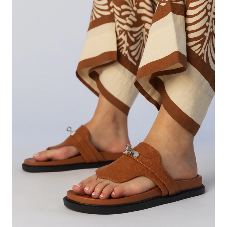 Brun flip -flops elegant med et ornament 1