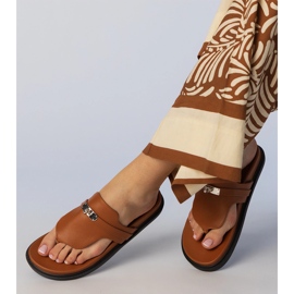 Brun flip -flops elegant med et ornament 2