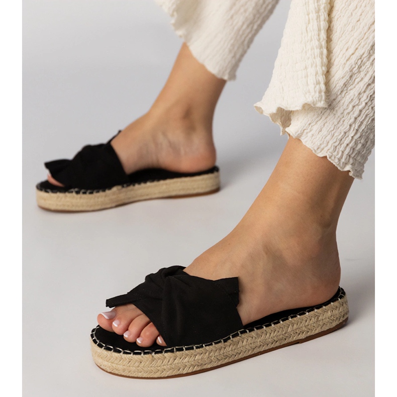 Sorte espadrilles med en bue 1