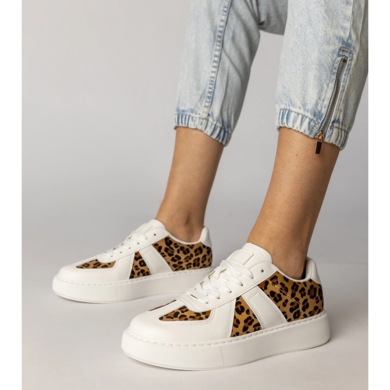 Kvinders hvide-pants-sneakers 1