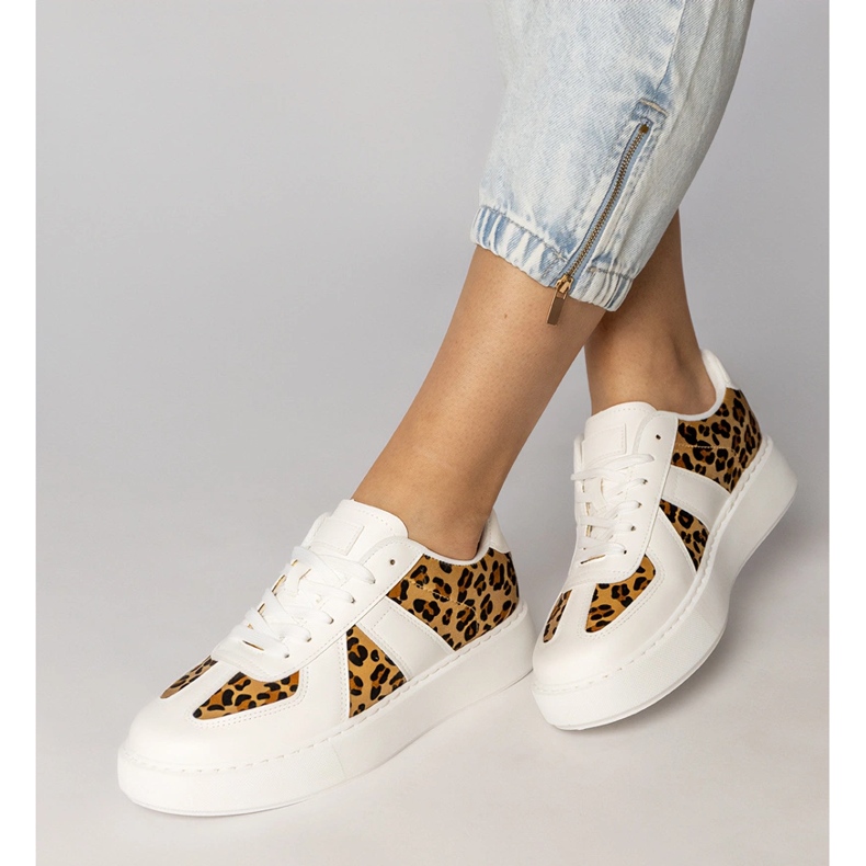 Kvinders hvide-pants-sneakers 2