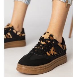 Sorte sneakers med et leopardtilbehør 1