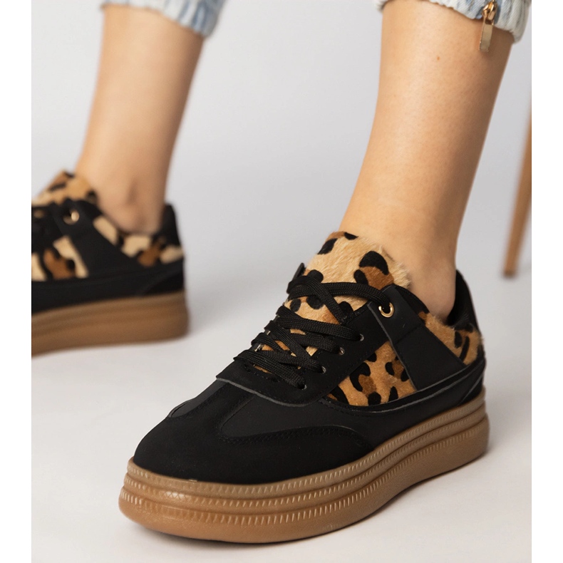 Sorte sneakers med et leopardtilbehør 1