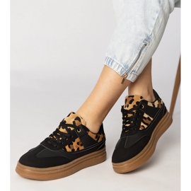 Sorte sneakers med et leopardtilbehør 2