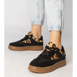 Sorte sneakers med et leopardtilbehør 3