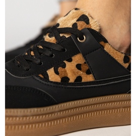 Sorte sneakers med et leopardtilbehør 4