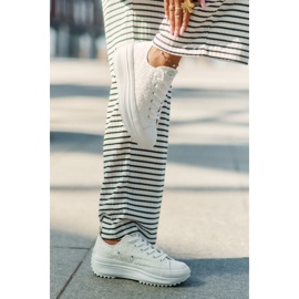 Kvinders sneakers med broderi på platformen Lee Cooper LCW-25-31-3465L White hvid 2