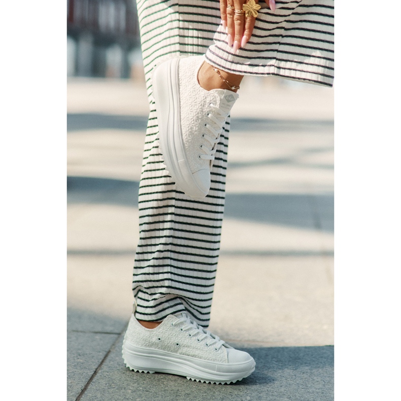 Kvinders sneakers med broderi på platformen Lee Cooper LCW-25-31-3465L White hvid 2