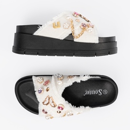 Seastar Hvide flip flops på en sort platform med stifter 5