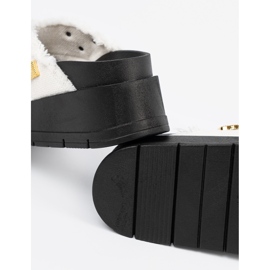 Seastar Hvide flip flops på en sort platform med stifter 2