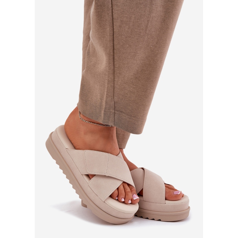 Kvinders flip flops på platformen med sammenflettede beige striber 1