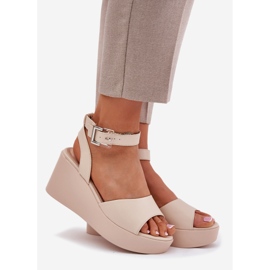 Kvinders sandaler på kilebeige 1