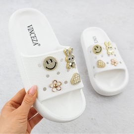 Skum flip flops på poolstranden på den hvide platform dekoreret Vinceza 76055 1