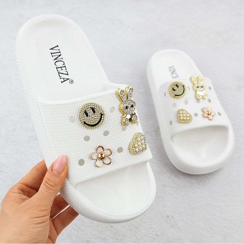 Skum flip flops på poolstranden på den hvide platform dekoreret Vinceza 76055 1