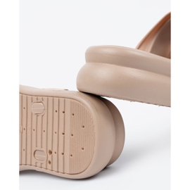 Seastar Tøfler med gyldne spænder på den beige platform 1