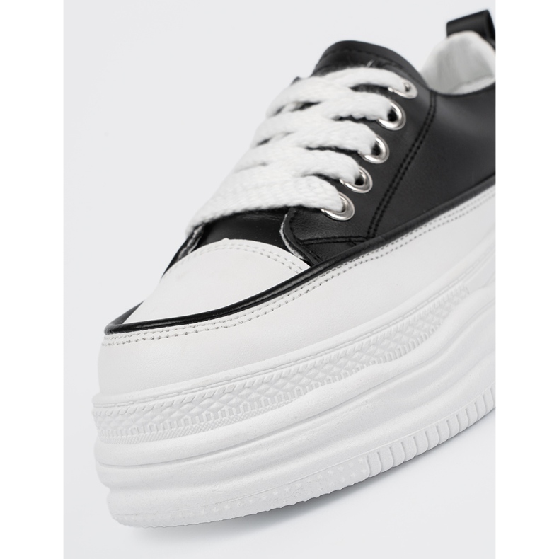 Sort og hvide sneakers på platformen 1