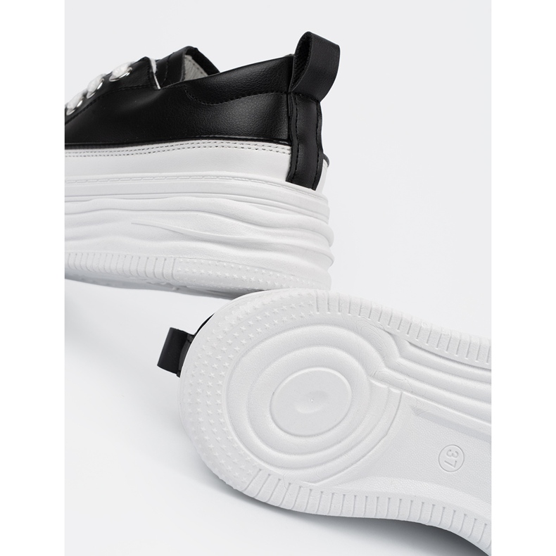 Sort og hvide sneakers på platformen 2