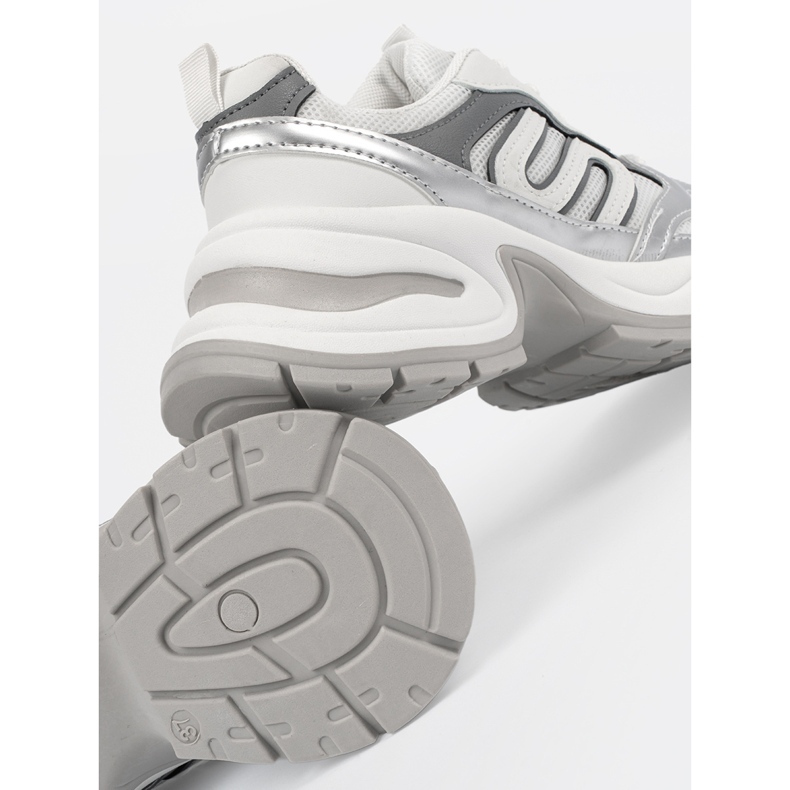 Hvide kvinders sneakers med sølvindsatser 1