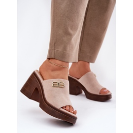 Vinceza Kvinders hjemmesko på en massiv hæl med en gylden detalje af Vincez 17400 beige 2