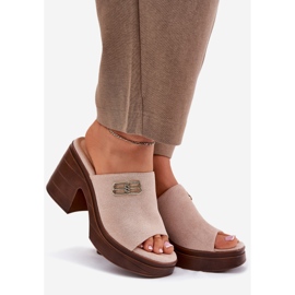 Vinceza Kvinders hjemmesko på en massiv hæl med en gylden detalje af Vincez 17400 beige 1
