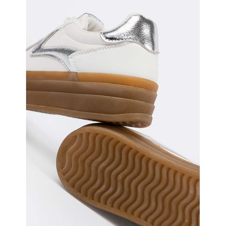 Shelvt Kvinders hvide sneakers med sølvindsatser 2