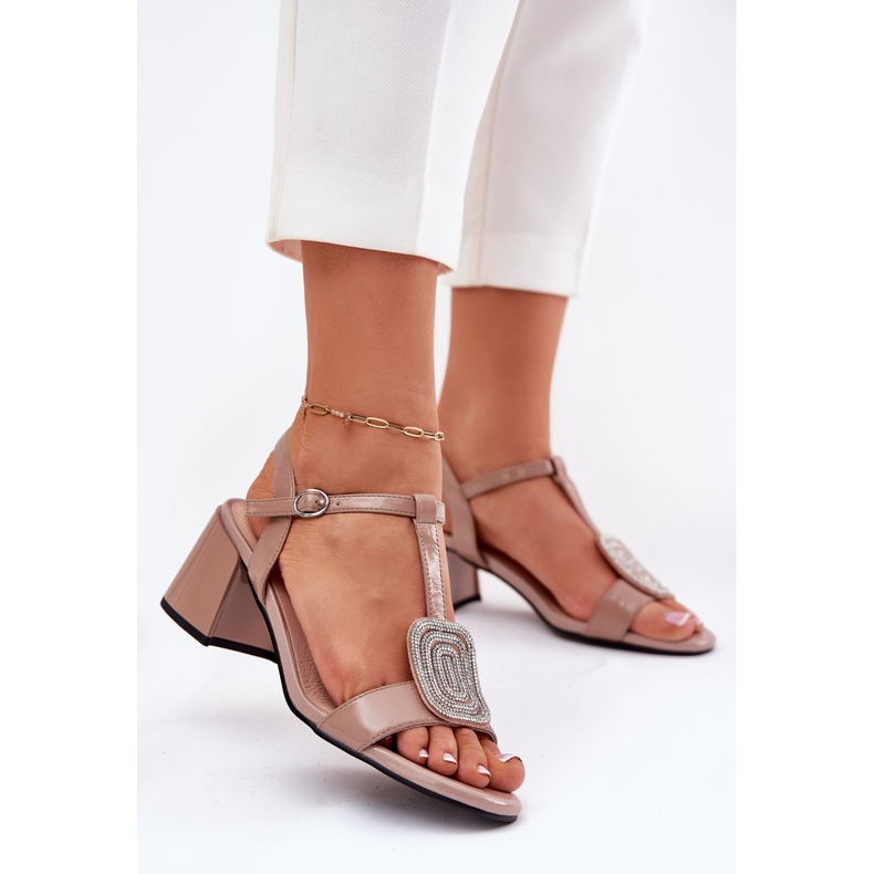 Læderlakede kvinders sandaler på stolpen med en Vinceza 91134 beige 2