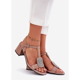 Læderlakede kvinders sandaler på stolpen med en Vinceza 91134 beige 1