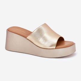 Inna Kvinders flip flops på en kile øko læder gylden 4