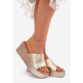 Inna Kvinders flip flops på en kile øko læder gylden 1
