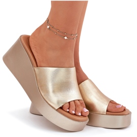 Inna Kvinders flip flops på en kile øko læder gylden 8