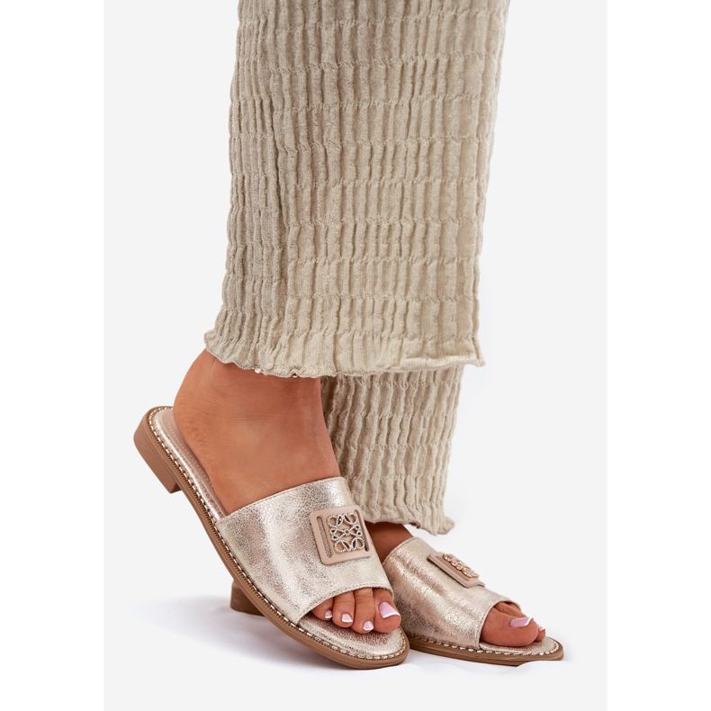 S.Barski Kvinders fladhælede flip-flops med en ornament S. BARSKI KV51-089 Guld gylden 1