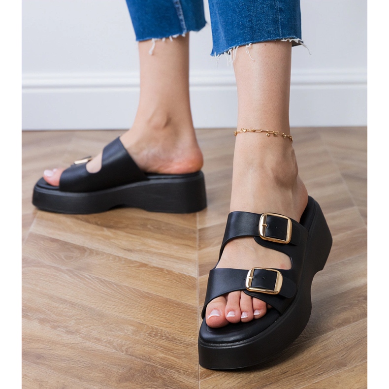Sort flip flops med klemmer på striber 1