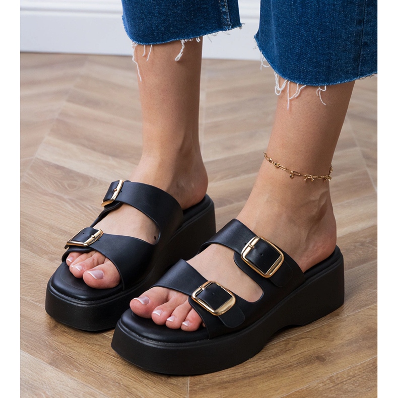 Sort flip flops med klemmer på striber 2