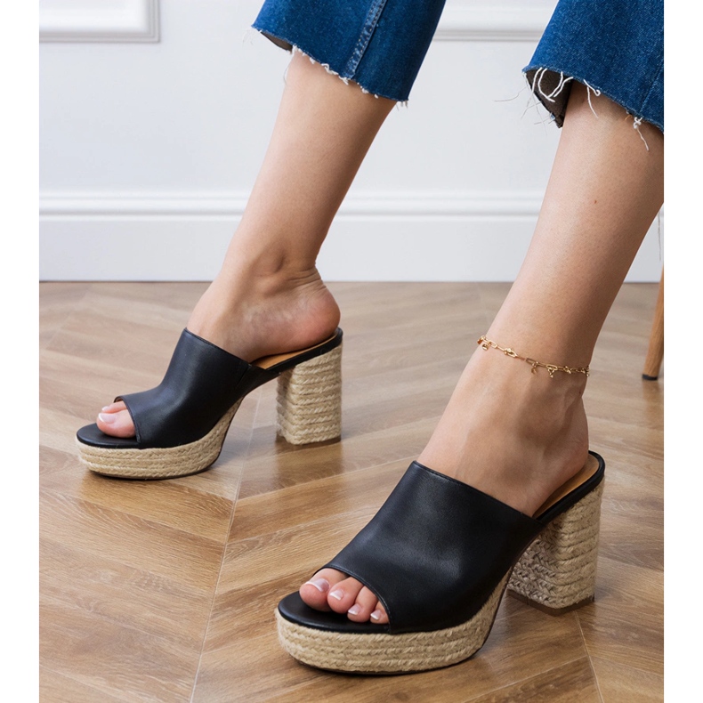 Sorte espadriller på stolpen 1