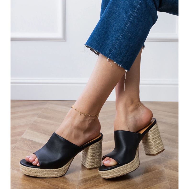 Sorte espadriller på stolpen 2