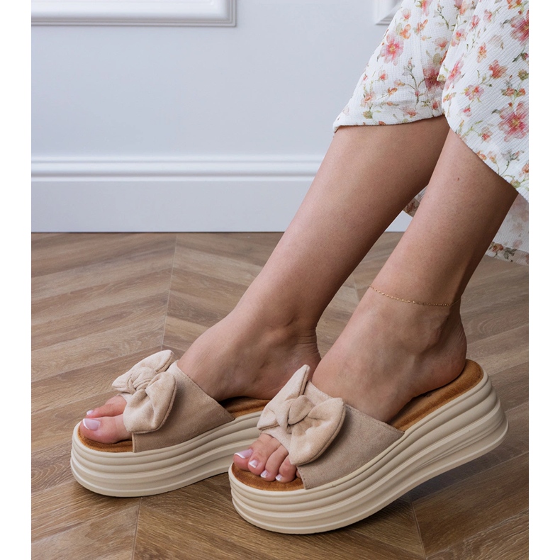 Brun flip flops på platformen med en bue 2