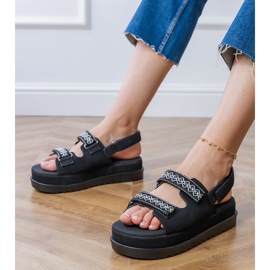 Sorte sandaler med broderede stropper på platformen 1