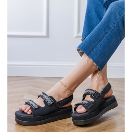 Sorte sandaler med broderede stropper på platformen 2