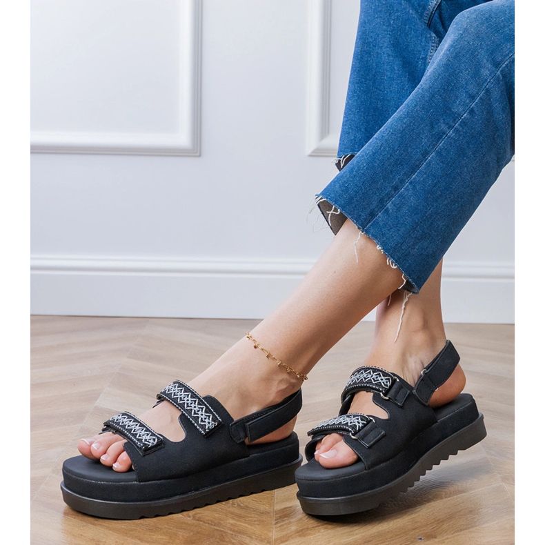 Sorte sandaler med broderede stropper på platformen 2