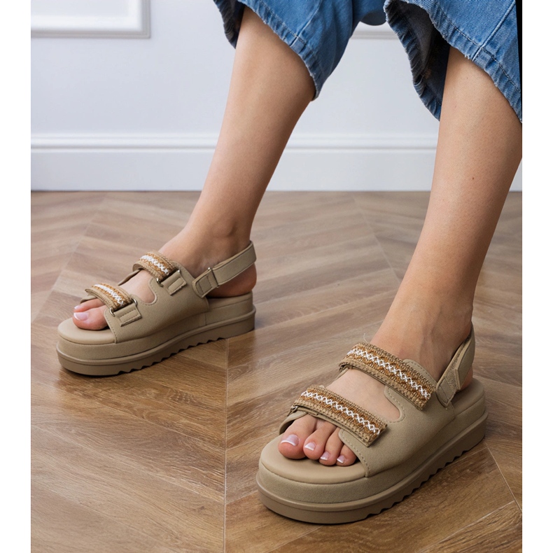 Brun sandaler med broderede stropper på platformen 1