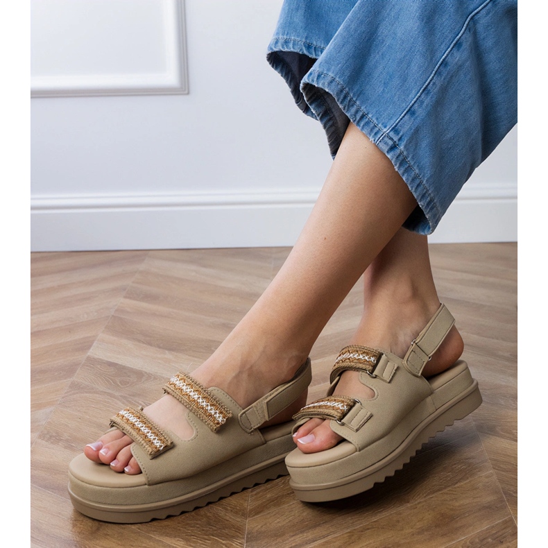 Brun sandaler med broderede stropper på platformen 2