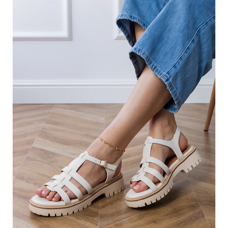 Hvide sandaler med en spænde 2