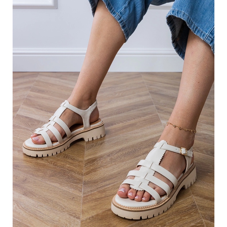 Hvide sandaler med en spænde 1